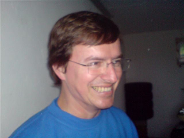Andy hat das Spanferkel entdeckt.JPG - Andy hat das Spanferkel entdeckt.
